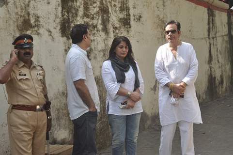 Parmeet Sethi, Archana Puran Singh and Deepak Parashar pay their respect to Ravi Chopra