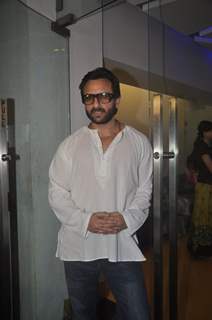 Saif Ali Khan poses for the media at the Special Screening of Happy Ending