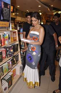 Ileana D'Cruz checks out various books at Crossword during the Promotions of Happy Ending