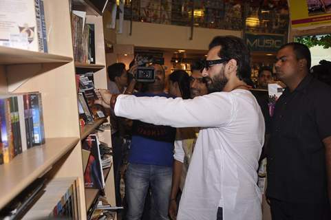 Saif Ali Khan checks out various books at Crossword during the Promotions of Happy Ending