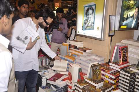 Saif Ali Khan checks out various books at Crossword during the Promotions of Happy Ending