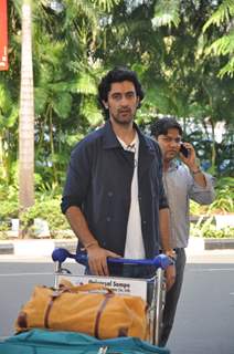 Kunal Kapoor poses for the media at airport while leaving for Arpita Khan's Wedding