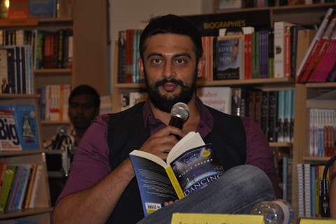 Arunoday Singh reads a chapter from Nidhie Sharma's Book at the Launch