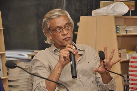 Sudhir Mishra addressing the audience at Nidhie Sharma's Book Launch