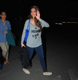 Ileana D'Cruz waves to the media at Airport