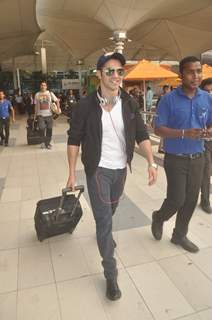 Varun Dhawan was snapped at airport while returning from Arpita Khan's Wedding