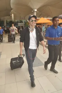 Varun Dhawan was snapped at airport while returning from Arpita Khan's Wedding