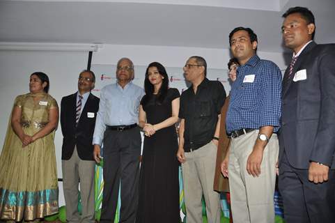 Aishwarya Rai Bachchan poses with the members of Smile Train Organisation