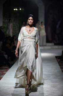 Carol Gracias walks the ramp at Anamika Khanna's Bvlgari Show