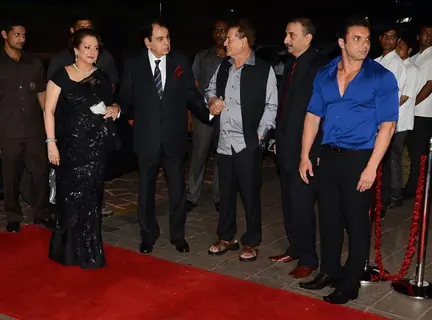Salim Khan welcomes Dilip Kumar and Saira Banu at Arpita Khan's Wedding Reception