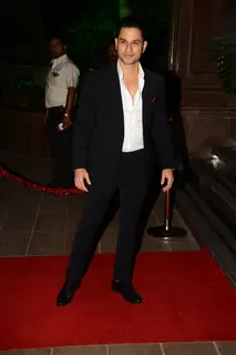Kunal Khemu poses for the media at Arpita Khan's Wedding Reception