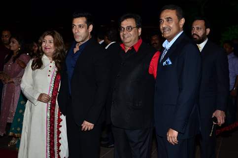 Salman Khan poses with Subhash Ghai and his wife at Arpita Khan's Wedding Reception