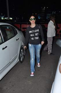 Kareena Kapoor poses for the media at Airport