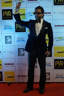 Saif Ali Khan waves to the fans at the Premier of Happy Ending in Delhi