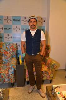 Farhan Akhtar poses for the media at the Launch of BBlunt Salon