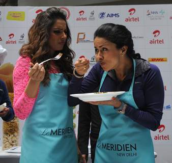 Bipasha Basu & Gul Panag at the Airtel Delhi Marathon Pasta Party