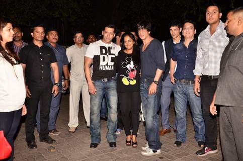 Shahrukh & Salman Khan Snapped Outside Salman's House