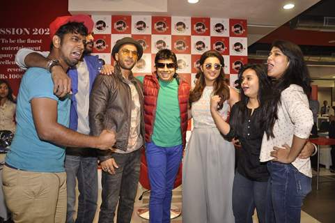 Ranveer Singh and Parineeti Chopra pose with the Team of Fever FM at the Promotions of Kill Dil