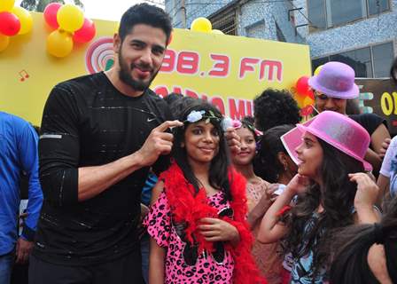 Sidharth Malhotra with his fans at the Radio Mirchi event at Equal Street