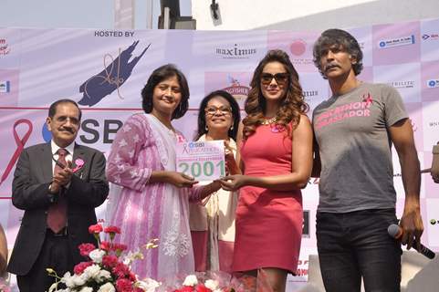 Bipasha Basu felicitates an achiever at the Launch of the 3rd Edition of Pinkathon