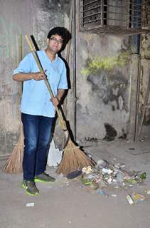 Prasoon Joshi was snapped cleaning the garbage at Swachh Bharat Abhiyan