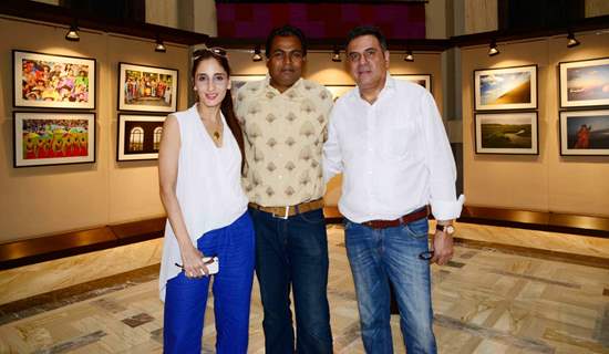 Shantanu Das poses with Farah Khan Ali and Boman Irani