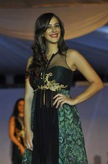 Hazel Keech walks the ramp at Wellingkar's 26/11 Tribute