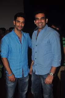 Angad Bedi poses with Zaheer Khan at the Special Screening of Ungli