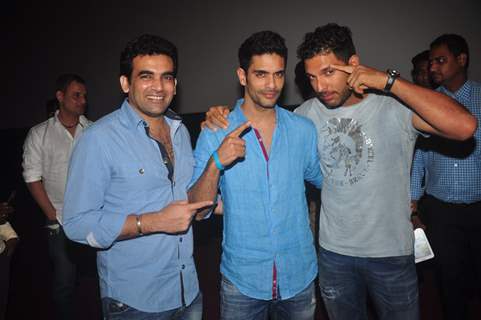 Angad Bedi poses with Zaheer Khan and Yuvraj Singh at the Special Screening of Ungli