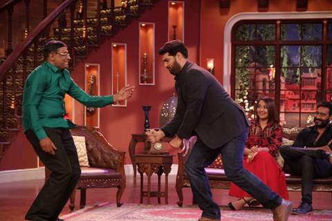 Kunal Roy Kapoor performs with a fan on Comedy Nights with Kapil