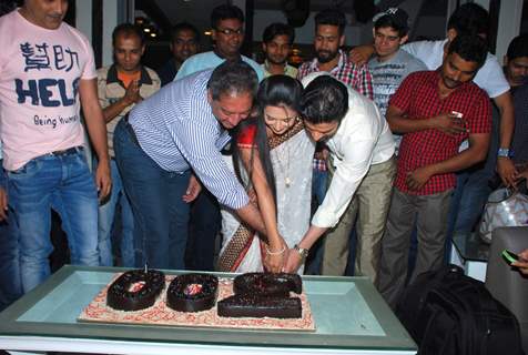 The cast cut the cake as Ye Hai Mohabbatein Completes 300 Episodes
