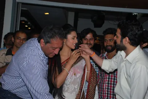 Karan Patel feeds cake to Divyanka as Ye Hai Mohabbatein Completes 300 Episodes