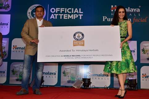 Shraddha Kapoor unviels the award of Himalaya Guinness Record Event