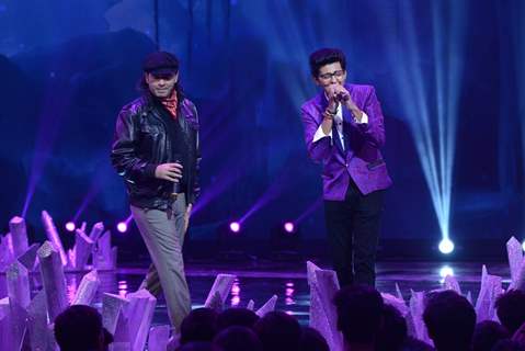 Darshan performs with Mohit Chauhan at the Grand Finale of India's Raw Star