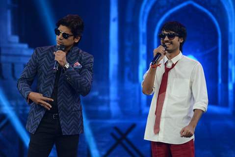 Mohit performs with Shaan at the Grand Finale of India's Raw Star