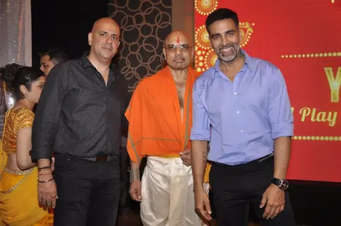 Akshay Kumar poses with the Cast at the Premier of Ashvin Gidwani's Show Blame it on Yashraj