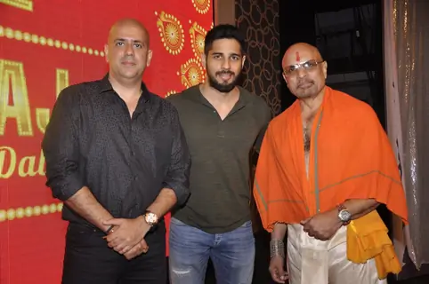 Sidharth Malhotra poses with the Cast at the Premier of Ashvin Gidwani's Show Blame it on Yashraj