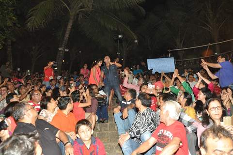 Sukhwinder Singh interacts with the crowd at Bandra Fest