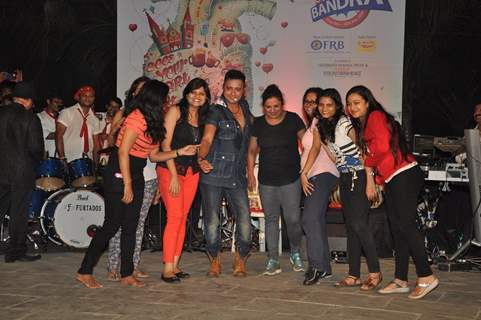 Sukhwinder Singh poses with his fans at Bandra Fest