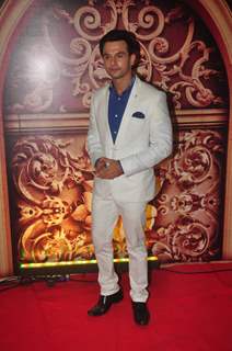 Ravish Desai poses for the media at Zee Rishtey Awards