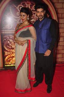 Gurmeet Choudhary and Debina Bonnerjee Choudhary pose for the media at Zee Rishtey Awards