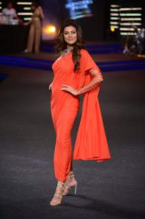Sushmita Sen walks the ramp for Shivan Naresh at Blender's Pride Fashion Tour 2014