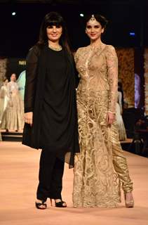 Aditi Rao Hydari poses with Neeta Lulla at Blender's Pride Fashion Tour 2014