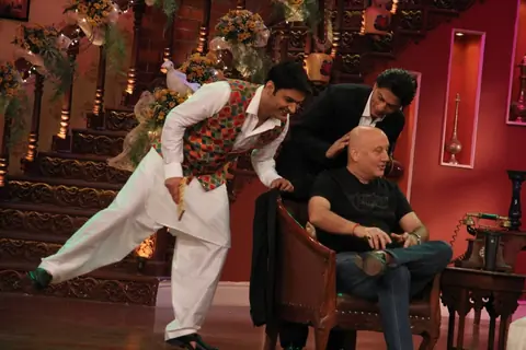 Kapil Sharma and Shah Rukh Khan play a prank on Anupam Kher on Comedy Nights with Kapil