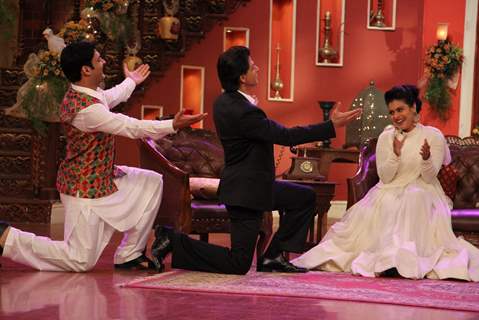 Kapil Sharma and Shah Rukh Khan wooing Kajol on Comedy Nights with Kapil