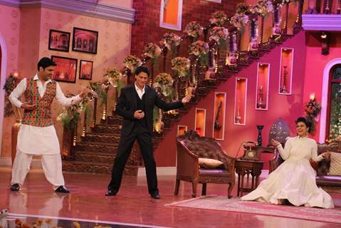 Raj aka Shah Rukh Khan train Kapil to impress Simran aka Kajol on Comedy Nights with Kapil