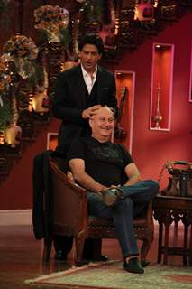 Shah Rukh Khan gives Champi to Anupam Kher on Comedy Nights with Kapil