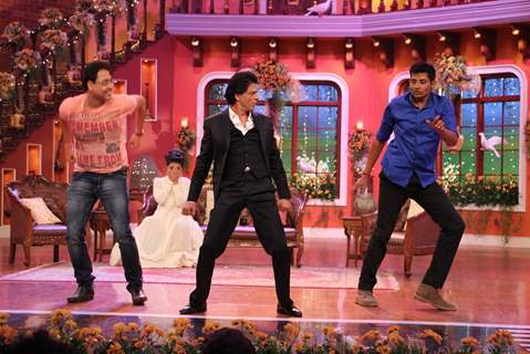 Shah Rukh Khan shaking a leg with fans on Mehendi Lagake Rakhna on Comedy Nights with Kapil