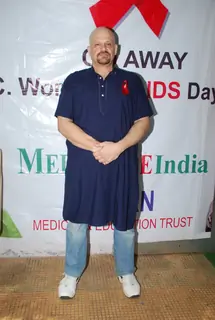 J Brandon Hill poses for the media at Medscape India AIDS Awareness Event