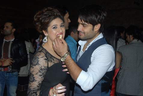 Vivian Dsena feeding cake to wife Vahbbiz Dorabjee Dsena at her Birthday Bash